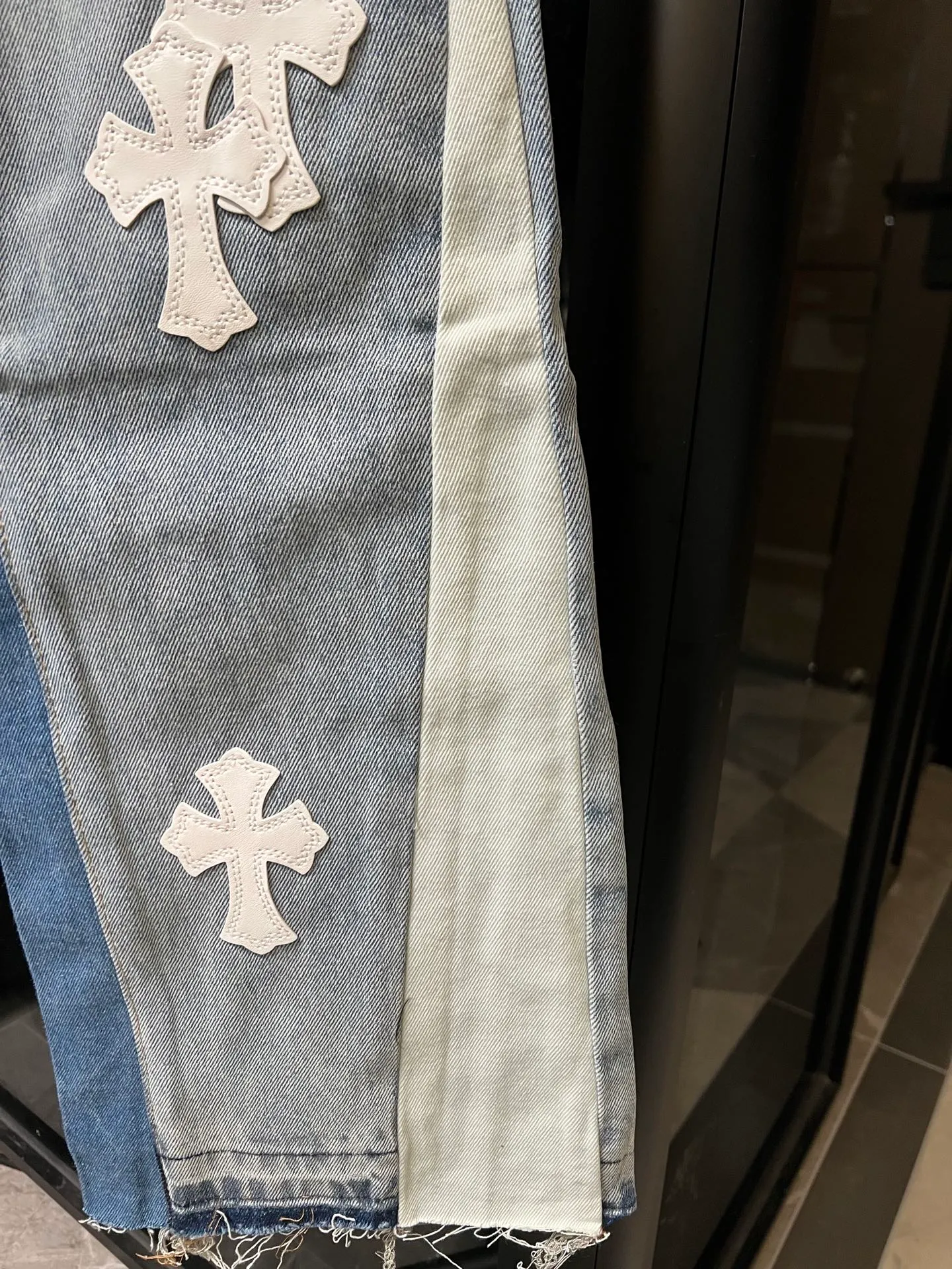 P260 [Next day] Chrome hearts/Chrome hearts GALLERY DEPT cross patch leather joint stitched jeans (grey) A retro clothing brand from Los Angeles. The brand focuses on upcycling denim and VINTAGE TEE. The brand was established in 2018. The diversity and uniqueness of styles are loved by consumers. The clothing tends to have a retro feel. The classic LEVIS BOOTCUT, which is the bell bottom pants that have been eliminated by society, has also been put to good use by GALLERY DEPT through reasonable revisions. Appropriate reduction in the calf circumference can make the wearer wear a sense of stacking and drape, and increase the overall sense of fashion. Many items are very individual and tasteful. The most charming personality jeans, a must-have for fashionistas, the same style for celebrities, and a model touted by many bloggers. Look for the correct version. Size: 28 30 32 34 36 (corresponding to s-xxl). Detailed sizes can be found in Figure 9.